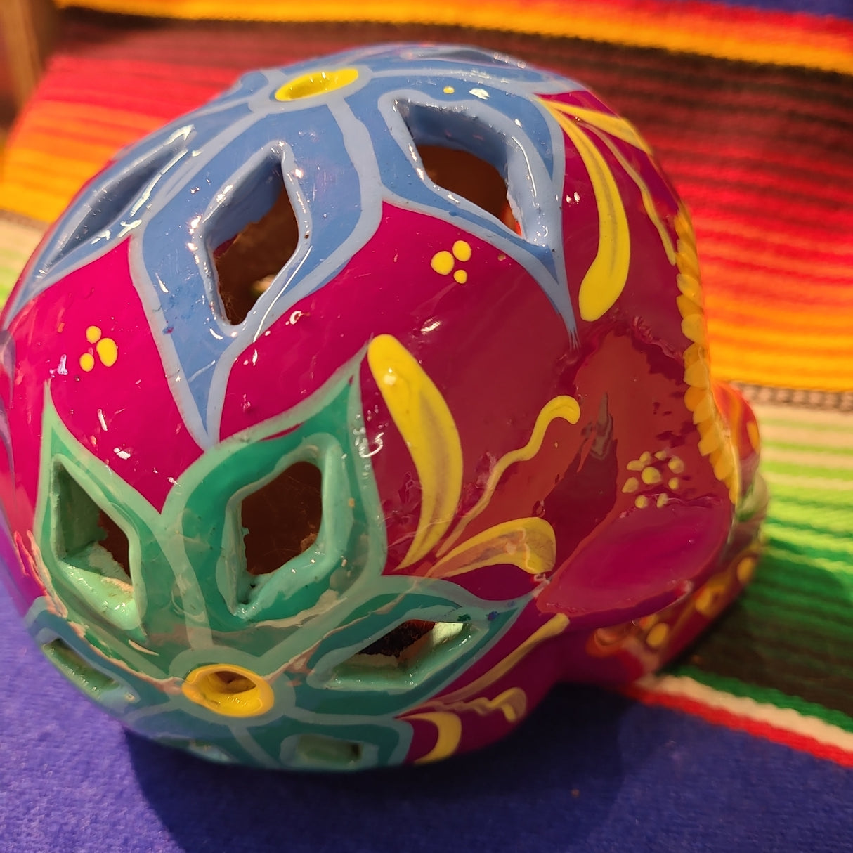 Craneo Flor calado de Barro Mediano 9 x 12.5 cm - CALAVERA DE DIA DE MUERTOS