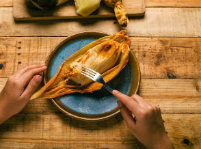 Tamales de Pollo con Mole 3 piezas