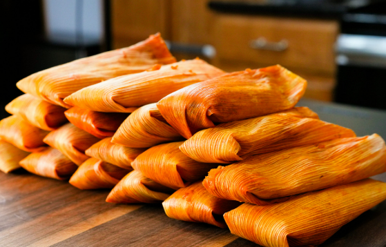Tamales de Nopales en Salsa Roja
